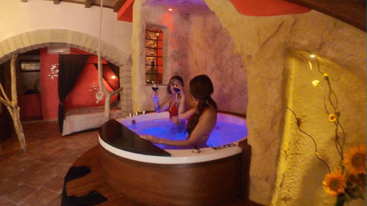 צ'רבטרי Il Giardino Dei Flintstones B&B מראה חיצוני תמונה