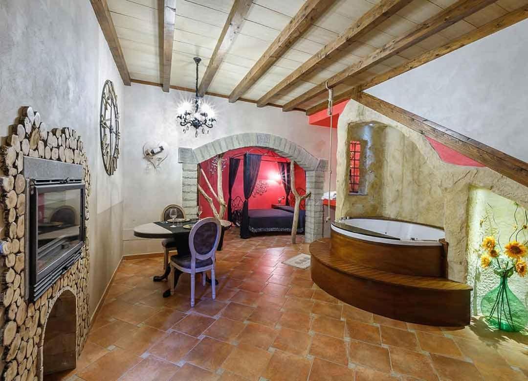 צ'רבטרי Il Giardino Dei Flintstones B&B מראה חיצוני תמונה